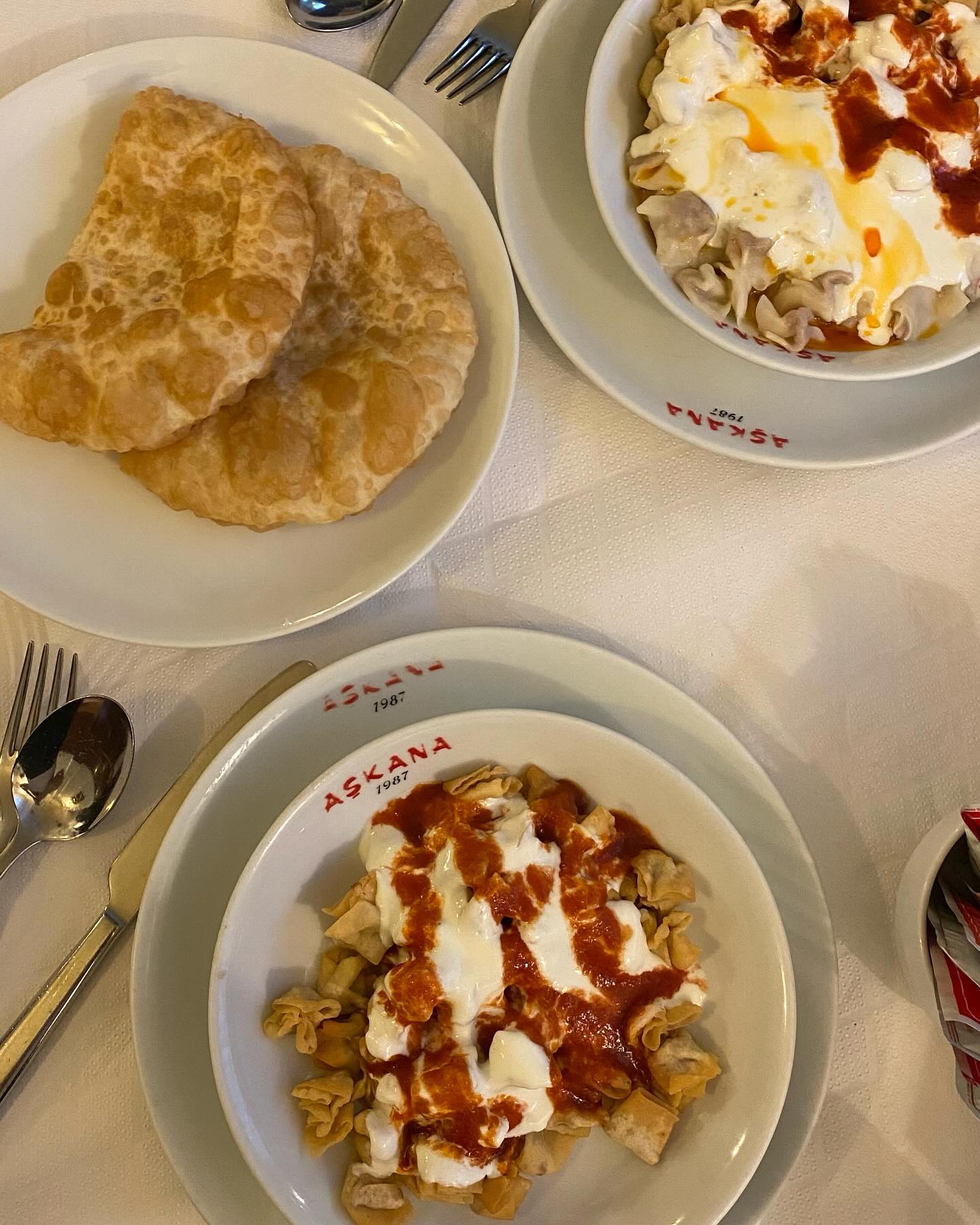 Aşkana mantısı ve çi börek servisi